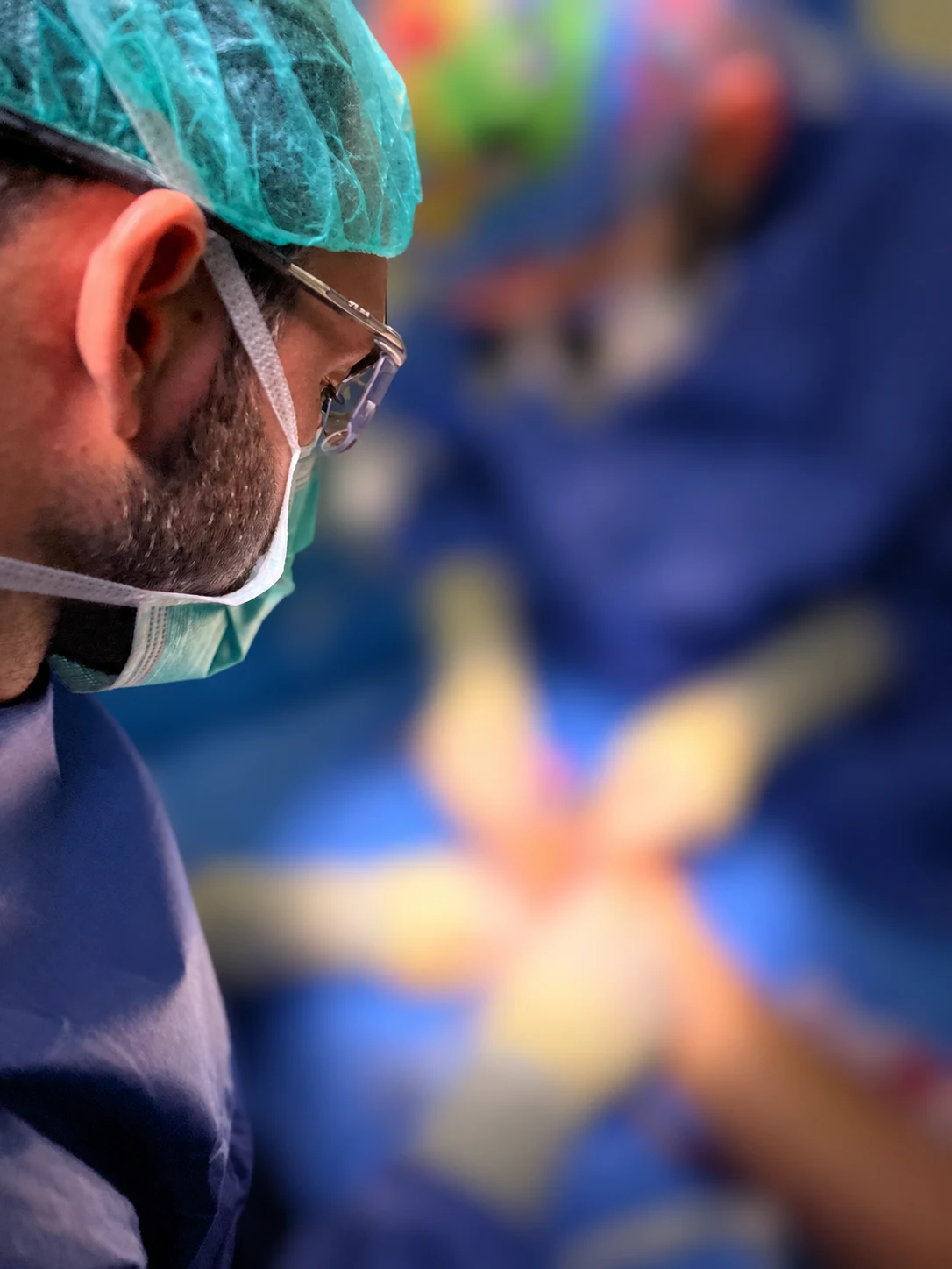 Dr Daniel Aedo Martín in theatre, with the surroundings blurred